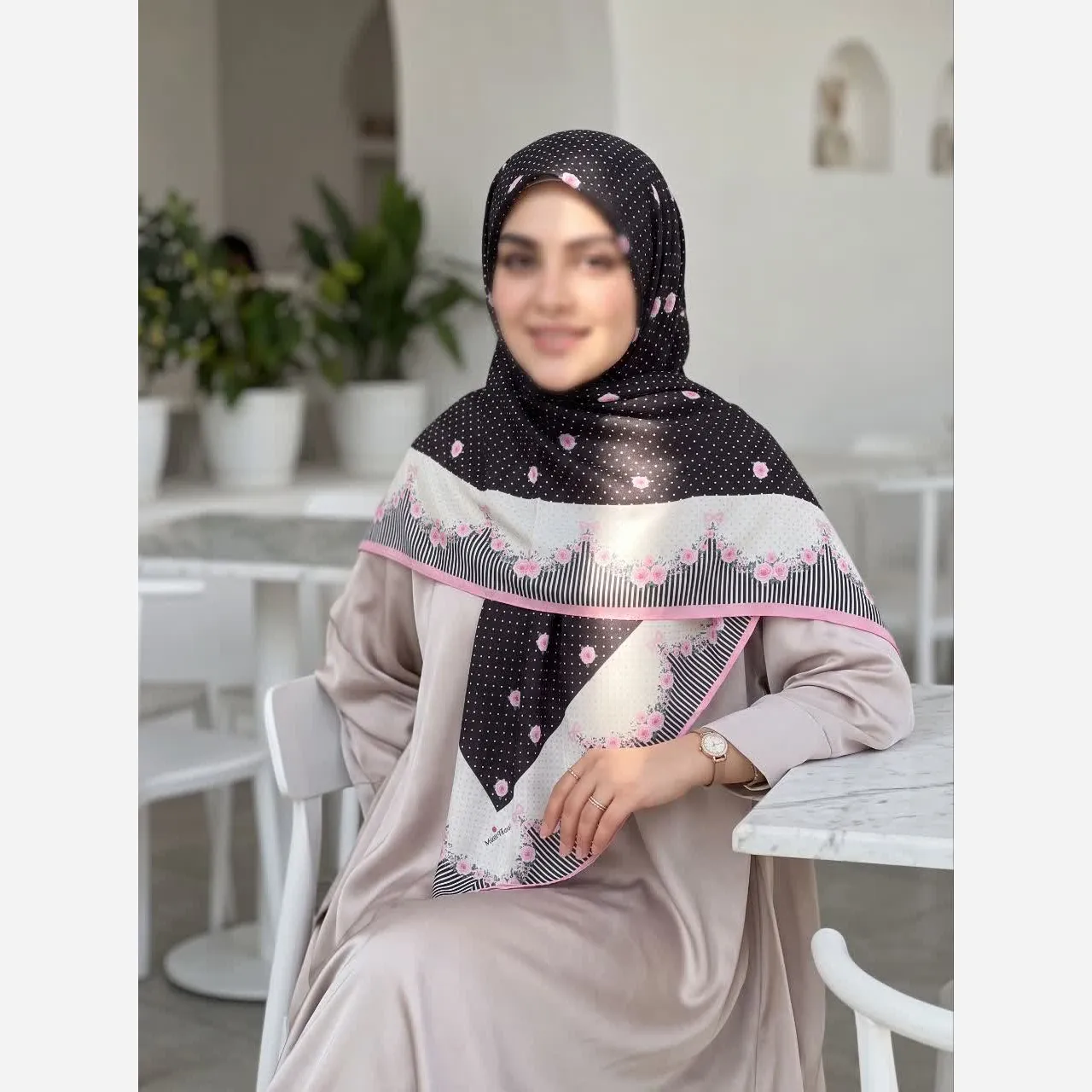 روسری سوپرنخ مشکی صورتی با طرح گل